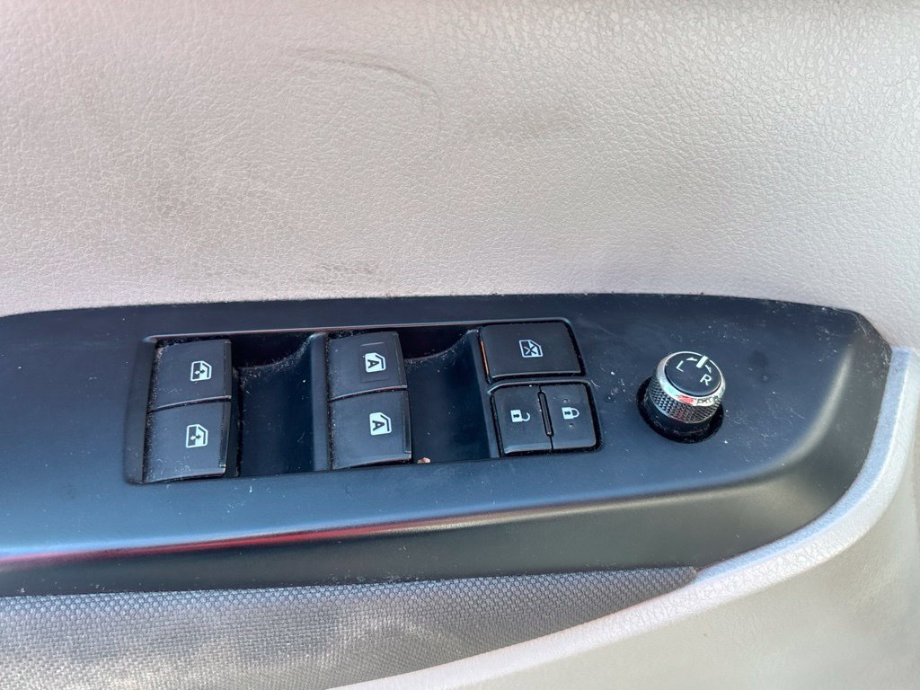 Used 2017 Toyota Highlander LE FWD image 7