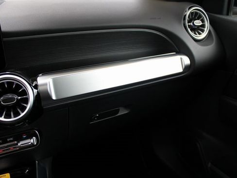 New 2025 Mercedes-Benz GLB 250 4MATIC image 32