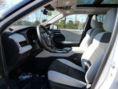 Used 2025 Mitsubishi Outlander SE AWD/4WD image 14