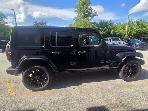 Used 2025 Jeep Wrangler Unlimited Sahara w/ Safety Group AWD/4WD image 5
