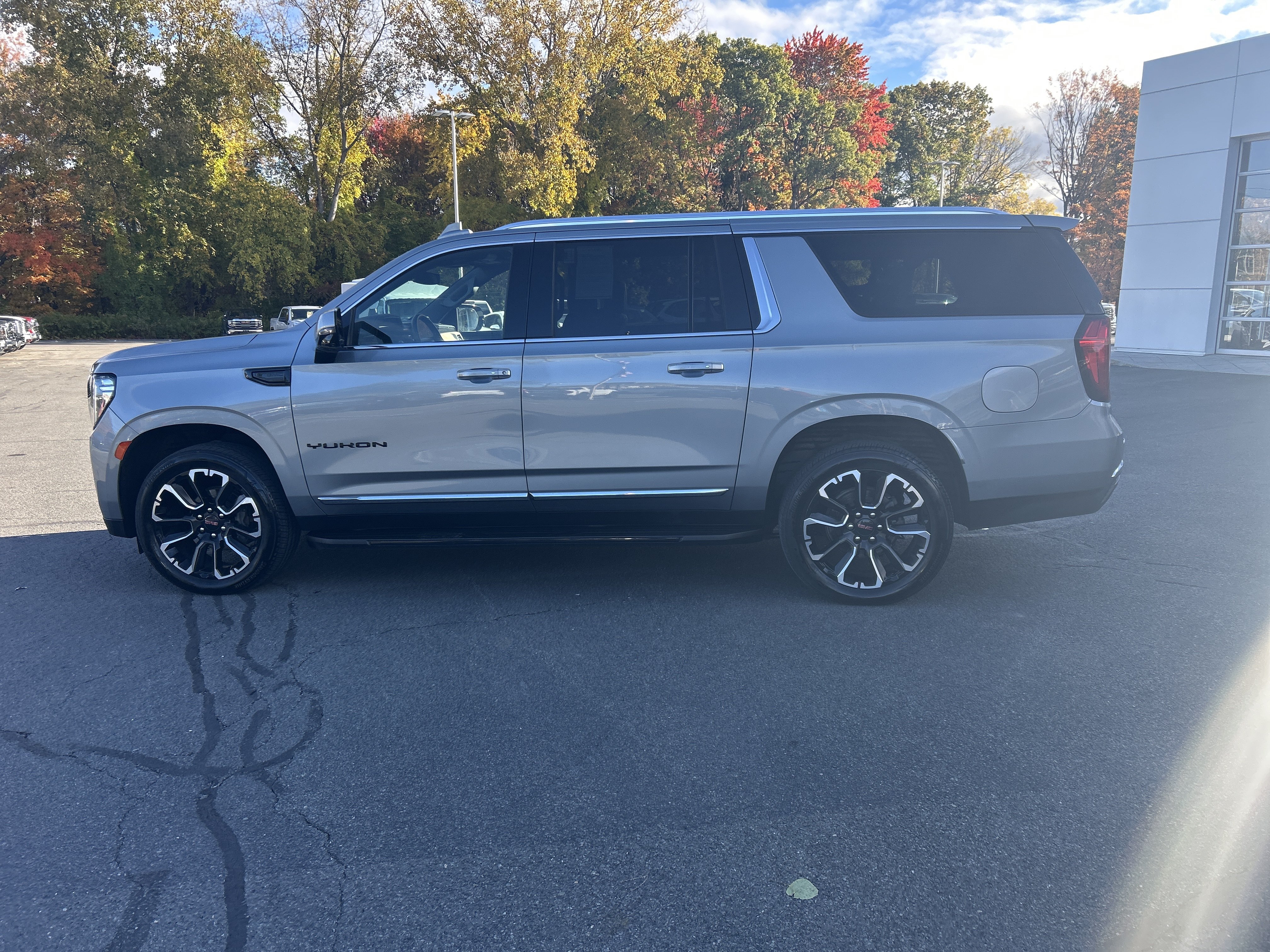 Used 2023 GMC Yukon XL SLT w/ SLT Luxury Package AWD/4WD image 2