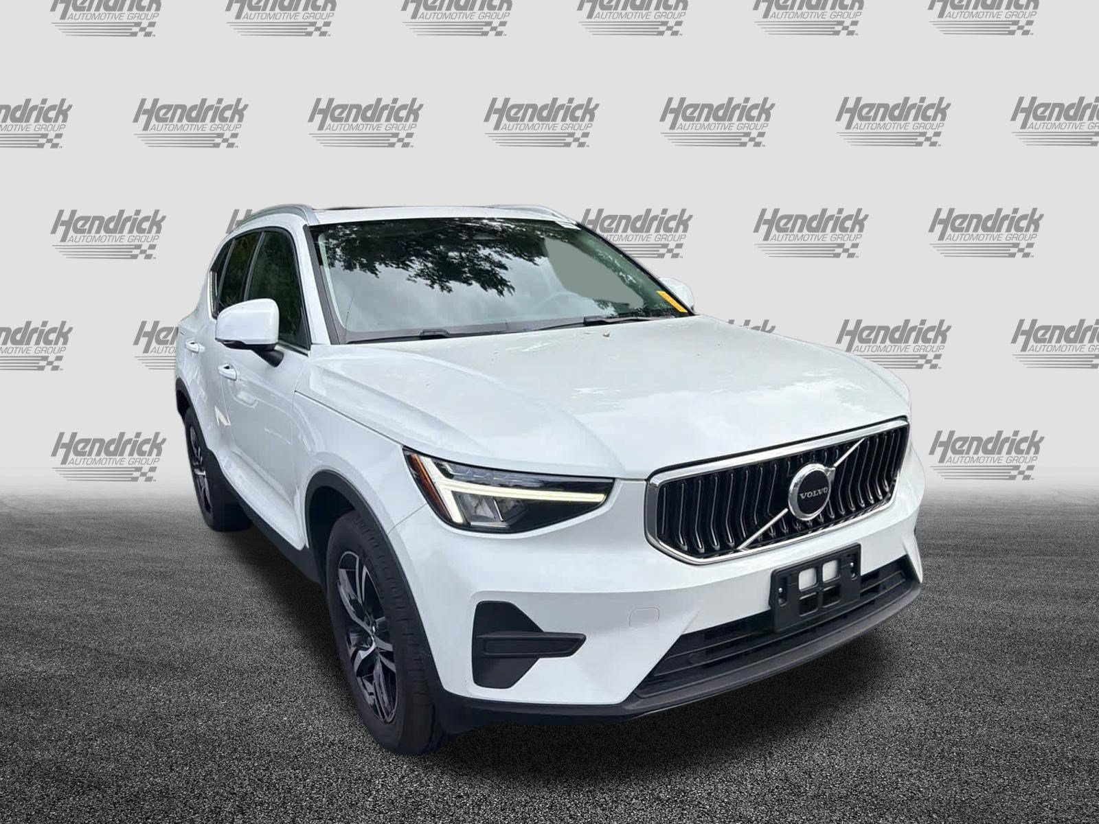 Used 2025 Volvo XC40 B5 Core AWD/4WD image 3