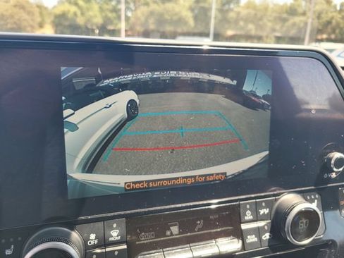 Used 2023 Toyota Highlander XLE AWD/4WD image 21