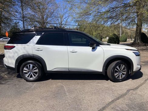 Used 2023 Nissan Pathfinder SL w/ Black Appearance Package image 2