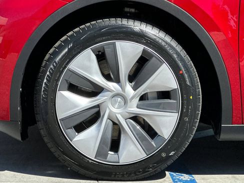 Used 2024 Tesla Model Y Long Range AWD/4WD image 26