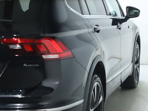 Certified 2022 Volkswagen Tiguan SEL R-Line image 48