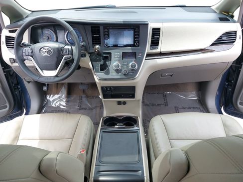 Used 2018 Toyota Sienna XLE Premium FWD image 9