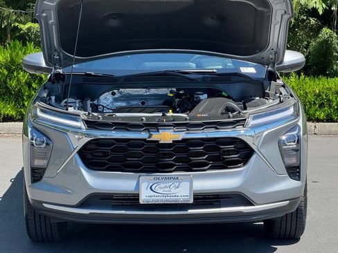 Used 2025 Chevrolet Trax LT FWD image 35