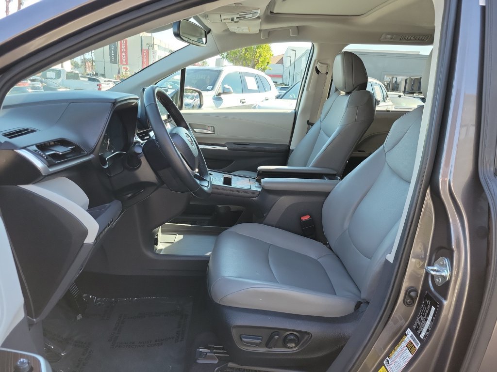 Used 2024 Toyota Sienna XLE FWD image 21