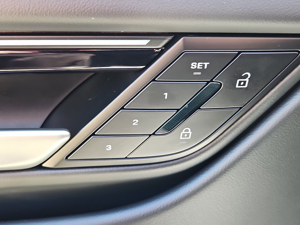 Certified 2025 Porsche Macan 4 Electric AWD/4WD image 23