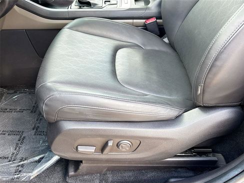 Used 2025 Kia Carnival FWD image 19