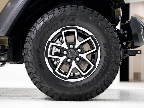 Used 2025 Jeep Wrangler Unlimited Rubicon w/ Convenience Group AWD/4WD image 30