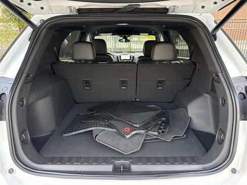 Used 2022 Chevrolet Equinox RS w/ RS Leather Package image 8
