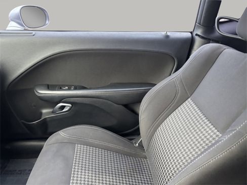 Used 2016 Dodge Challenger SXT image 18