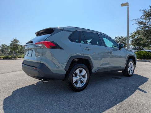 Used 2021 Toyota RAV4 XLE w/ Convenience Package FWD image 4