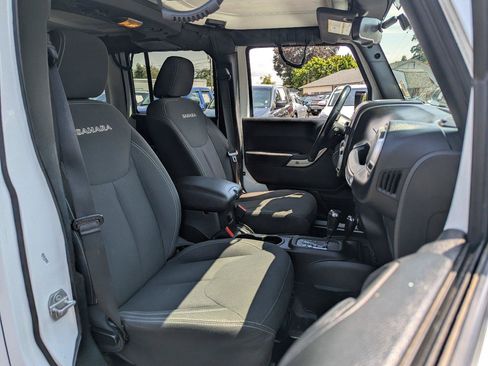 Used 2018 Jeep Wrangler Unlimited Sahara w/ Connectivity Group AWD/4WD image 29