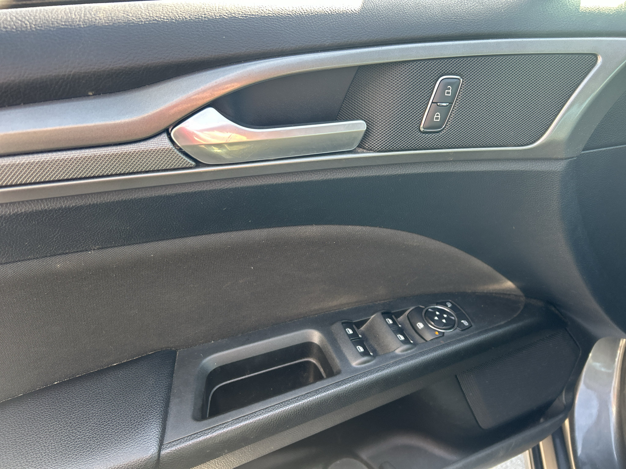 Used 2020 Ford Fusion SE FWD image 12