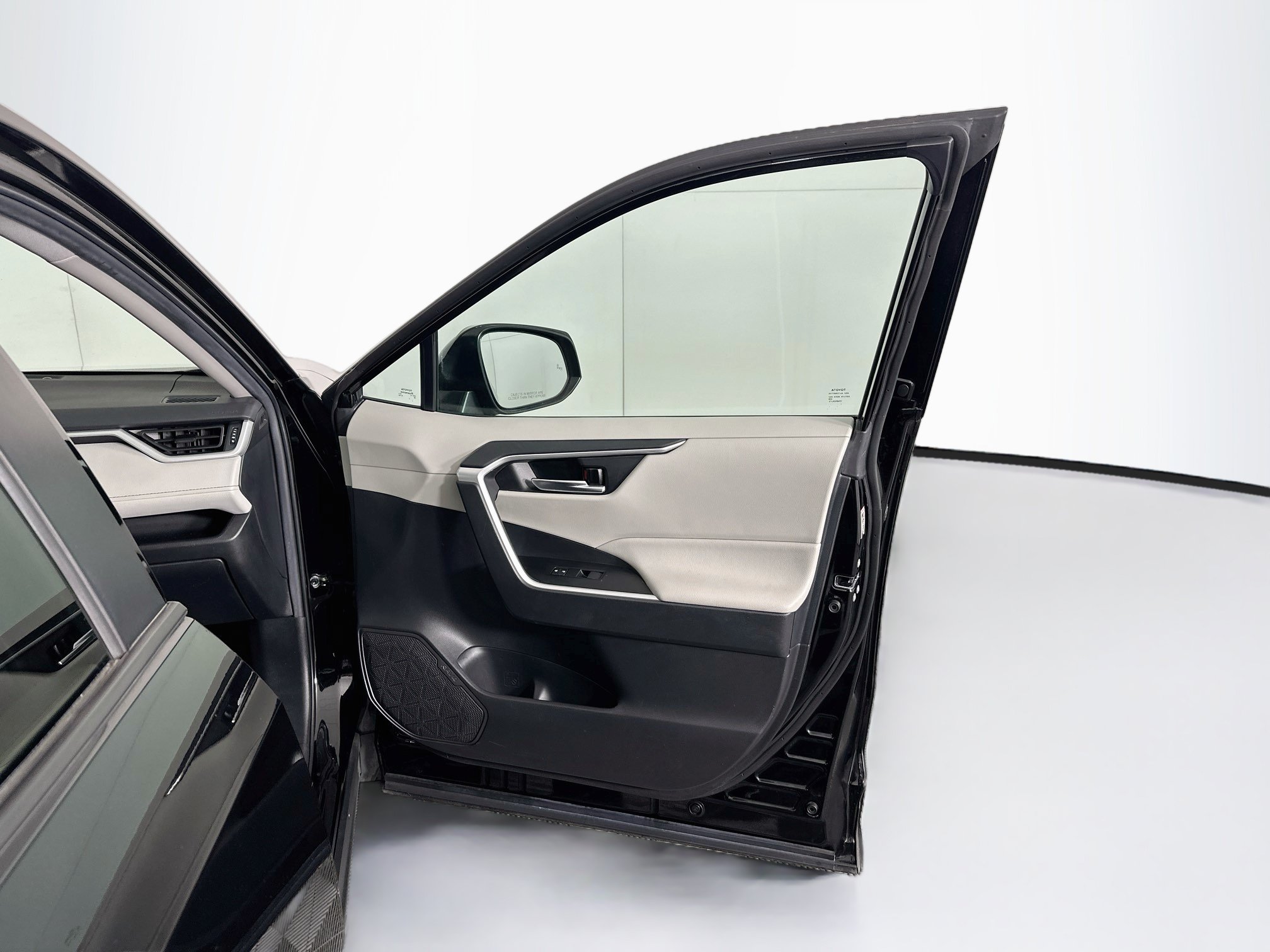 Used 2021 Toyota RAV4 XLE w/ Convenience Package FWD image 34
