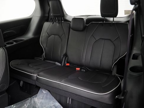 New 2026 Chrysler Pacifica Limited image 18