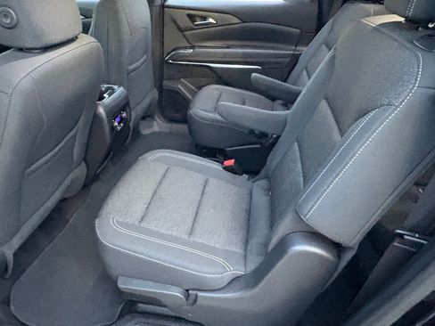 Used 2025 Chevrolet Traverse LT image 32