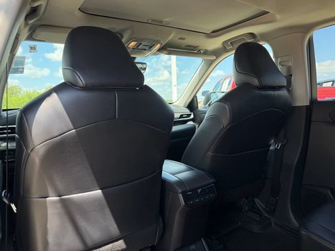 Used 2023 Toyota Highlander XLE FWD image 19