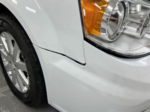 Used 2016 Chrysler Town & Country Touring image 29