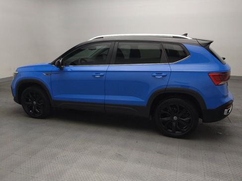 Used 2023 Volkswagen Taos SE w/ Panoramic Sunroof Package FWD image 3