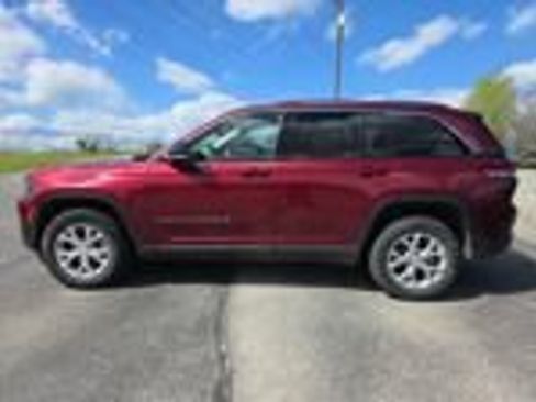 Used 2023 Jeep Grand Cherokee Limited AWD/4WD image 3