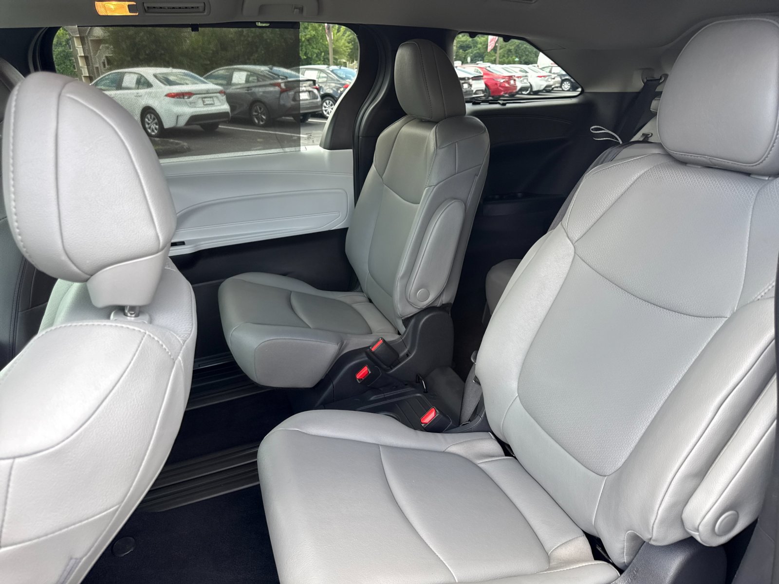 Used 2026 Toyota Sienna XLE FWD image 12