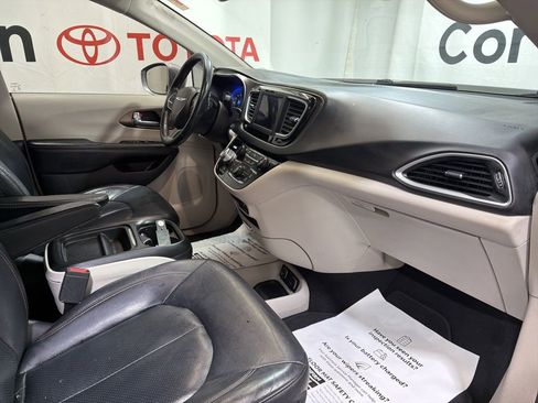 Used 2019 Chrysler Pacifica Touring-L image 11