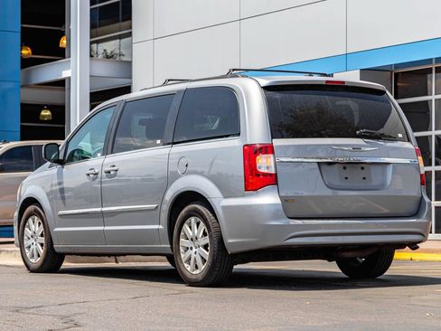 Used 2016 Chrysler Town & Country Touring FWD image 3