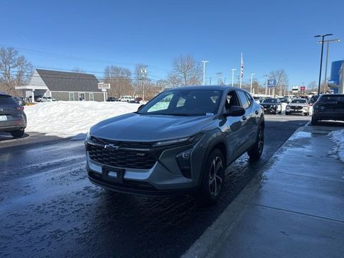 Used 2024 Chevrolet Trax RS w/ Sunroof Package FWD image 6