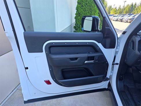New 2025 Land Rover Defender 90 X-Dynamic SE image 20