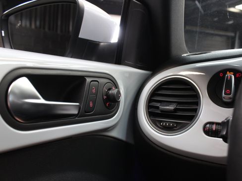 Used 2018 Volkswagen Beetle 2.0T SE FWD image 35