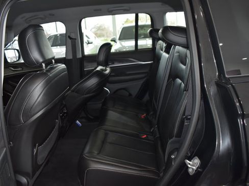Used 2023 Jeep Grand Cherokee Limited w/ Black Appearance Package AWD/4WD image 18