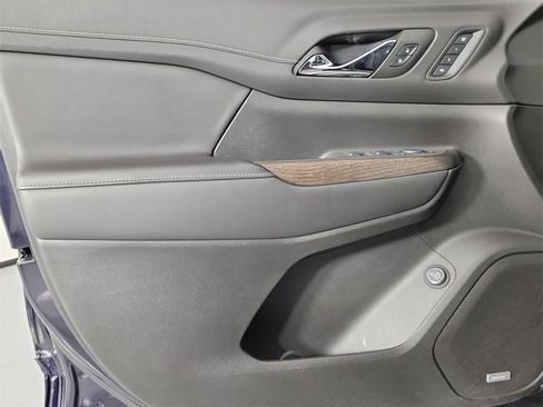 Used 2022 GMC Acadia Denali w/ Denali Ultimate Package image 18