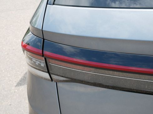 Certified 2025 Volkswagen Taos SE w/ Panoramic Sunroof Package AWD/4WD image 17