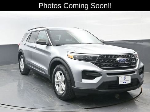 Used 2022 Ford Explorer XLT image 2