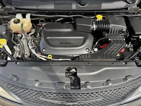 Used 2019 Chrysler Pacifica Touring-L Plus w/ Advanced Safetytec Group FWD image 31