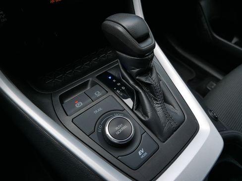 Used 2021 Toyota RAV4 LE image 15