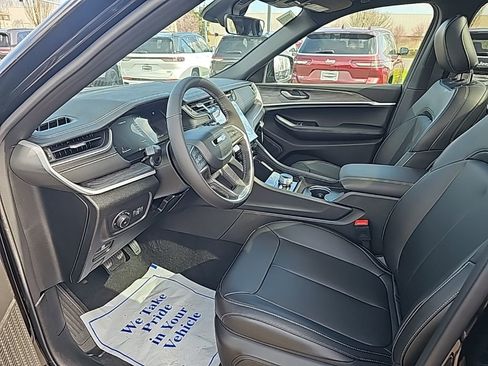 Used 2025 Jeep Grand Cherokee Limited w/ Black Appearance Package image 12