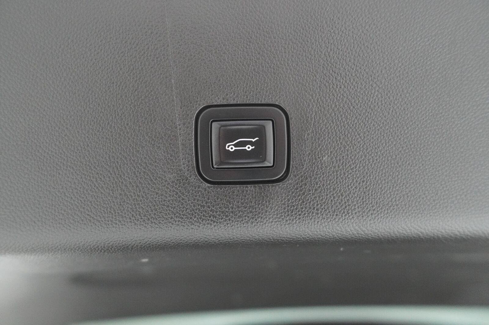 Used 2018 Chevrolet Traverse Premier w/ Driver Confidence II Package FWD image 37