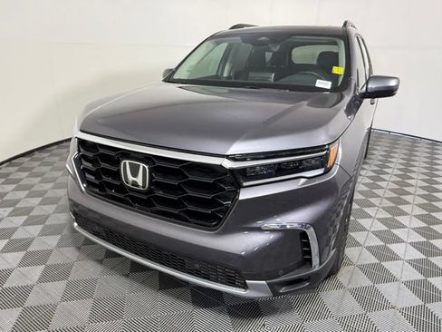 Used 2025 Honda Pilot Touring image 2