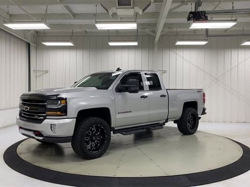 Used 2017 Chevrolet Silverado 1500 LT w/ Redline Edition image 4
