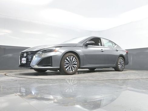 Used 2025 Nissan Altima 2.5 SV FWD image 48