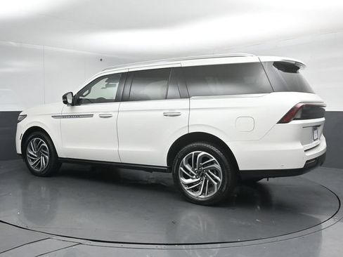 Certified 2025 Lincoln Navigator Reserve AWD/4WD image 5