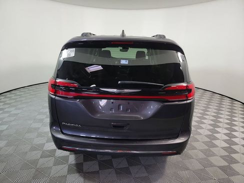 Used 2022 Chrysler Pacifica Touring-L image 6