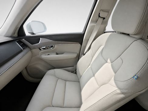 Certified 2025 Volvo XC90 T8 Core w/ Protection Package AWD/4WD image 15