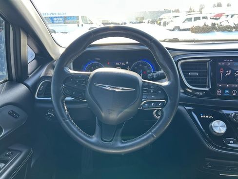 Used 2020 Chrysler Pacifica Touring-L Plus image 10