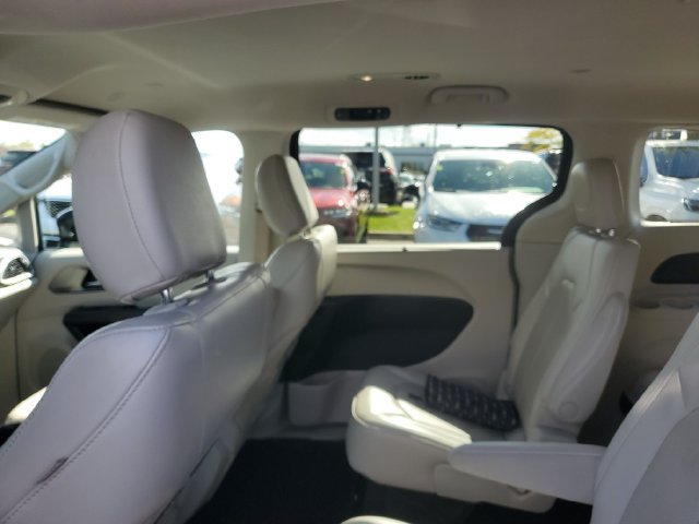Used 2021 Chrysler Pacifica Touring-L FWD image 11